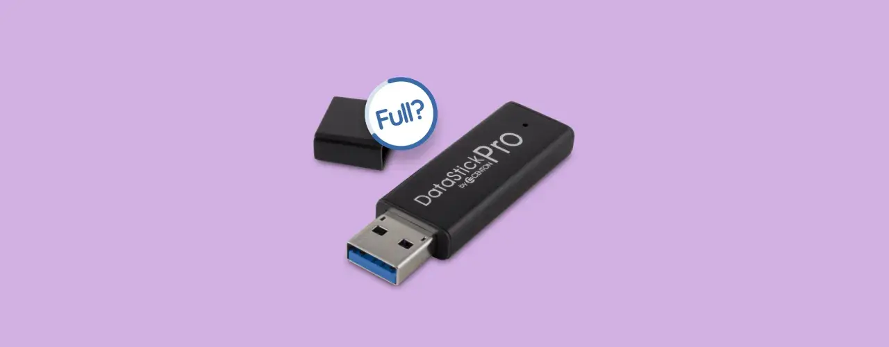 Czarny pendrive DataStick Pro z nakrętką obok. Czy jego pojemność jest wystarczająca?