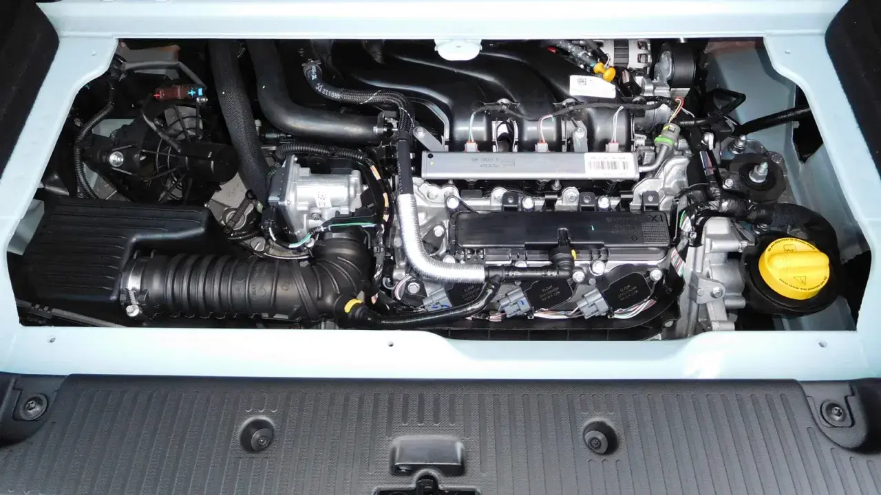 Silnik Renault Twingo 3, widok z góry. Widoczne elementy układu dolotowego, wtryskiwacze i żółty korek płynu.