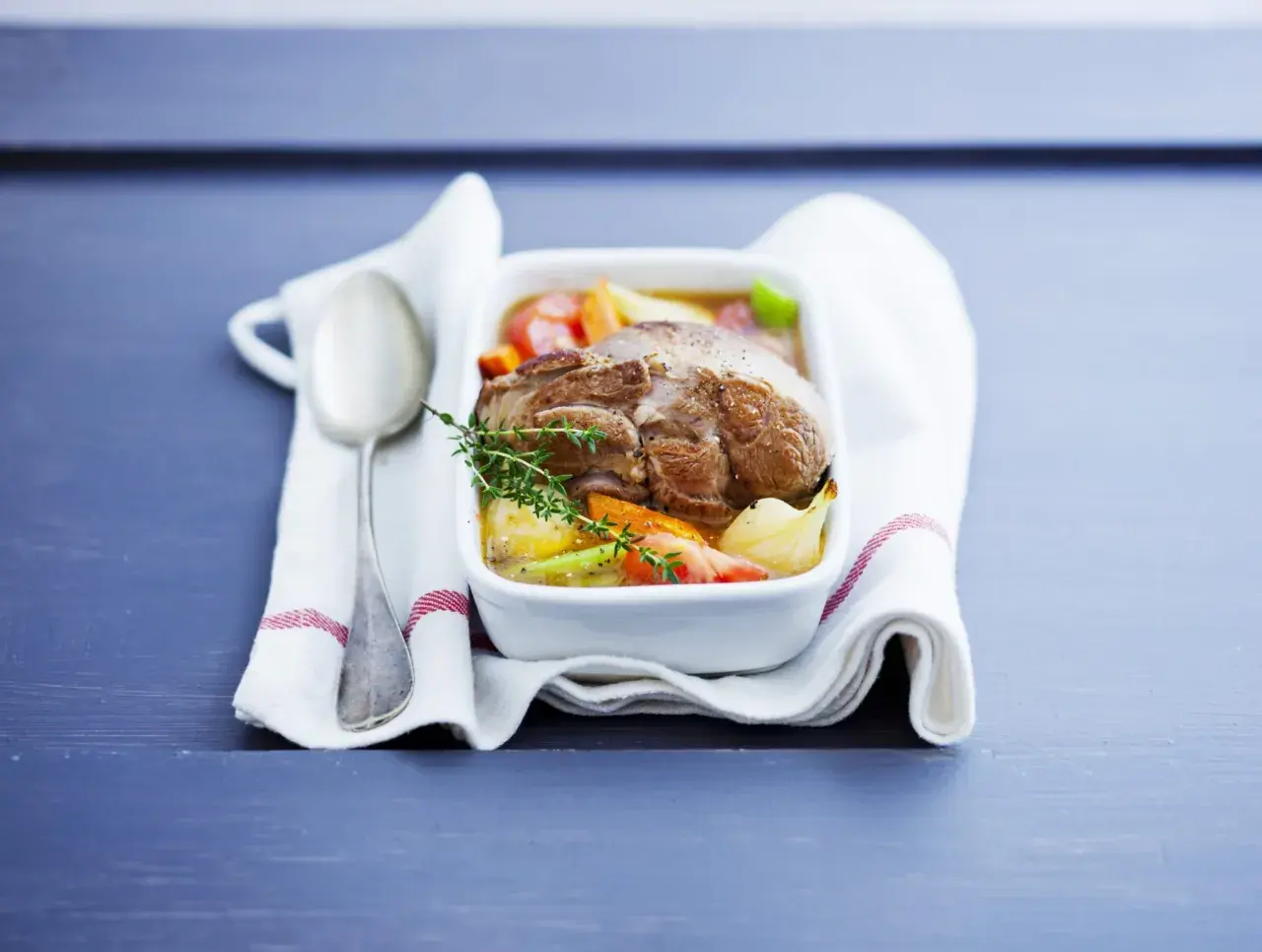 Un plat de gigot de 7 heures, tendre et savoureux, mijoté avec des légumes racines et des herbes fraîches.