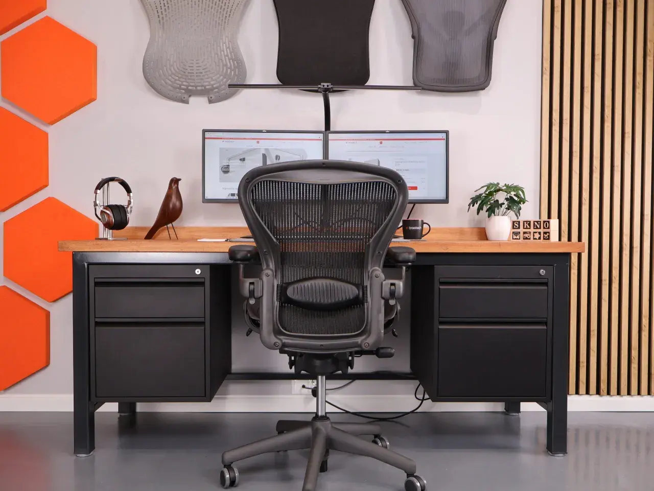 Ergonomiczne biurko dla wysokiej osoby z dwoma monitorami i wygodnym fotelem. Idealne do pracy i nauki.