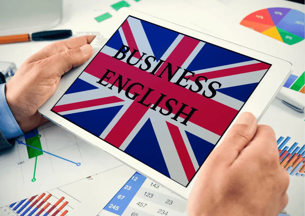 Tablet z flagą Wielkiej Brytanii i napisem "BUSINESS ENGLISH". Idealny do nauki przydatnych zwrotów po angielsku w biznesie.