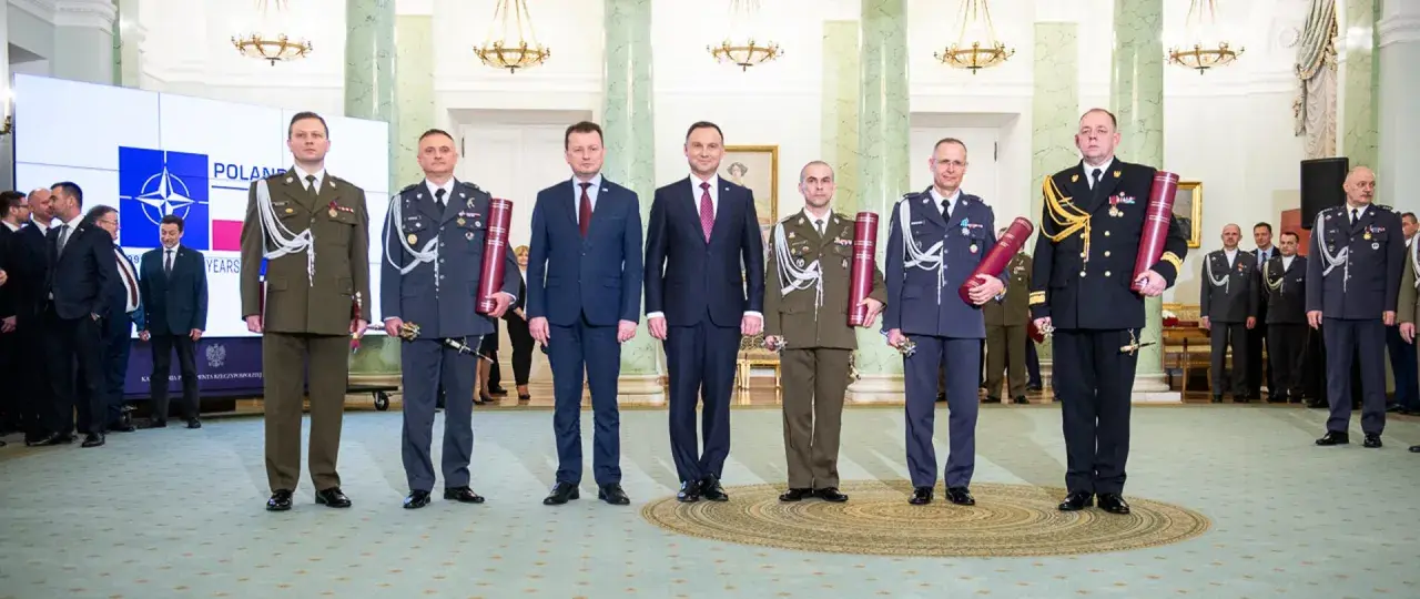 Prezydent Duda wręcza nominacje wojskowe. Wśród odznaczonych jest najwyższy generał w Polsce.