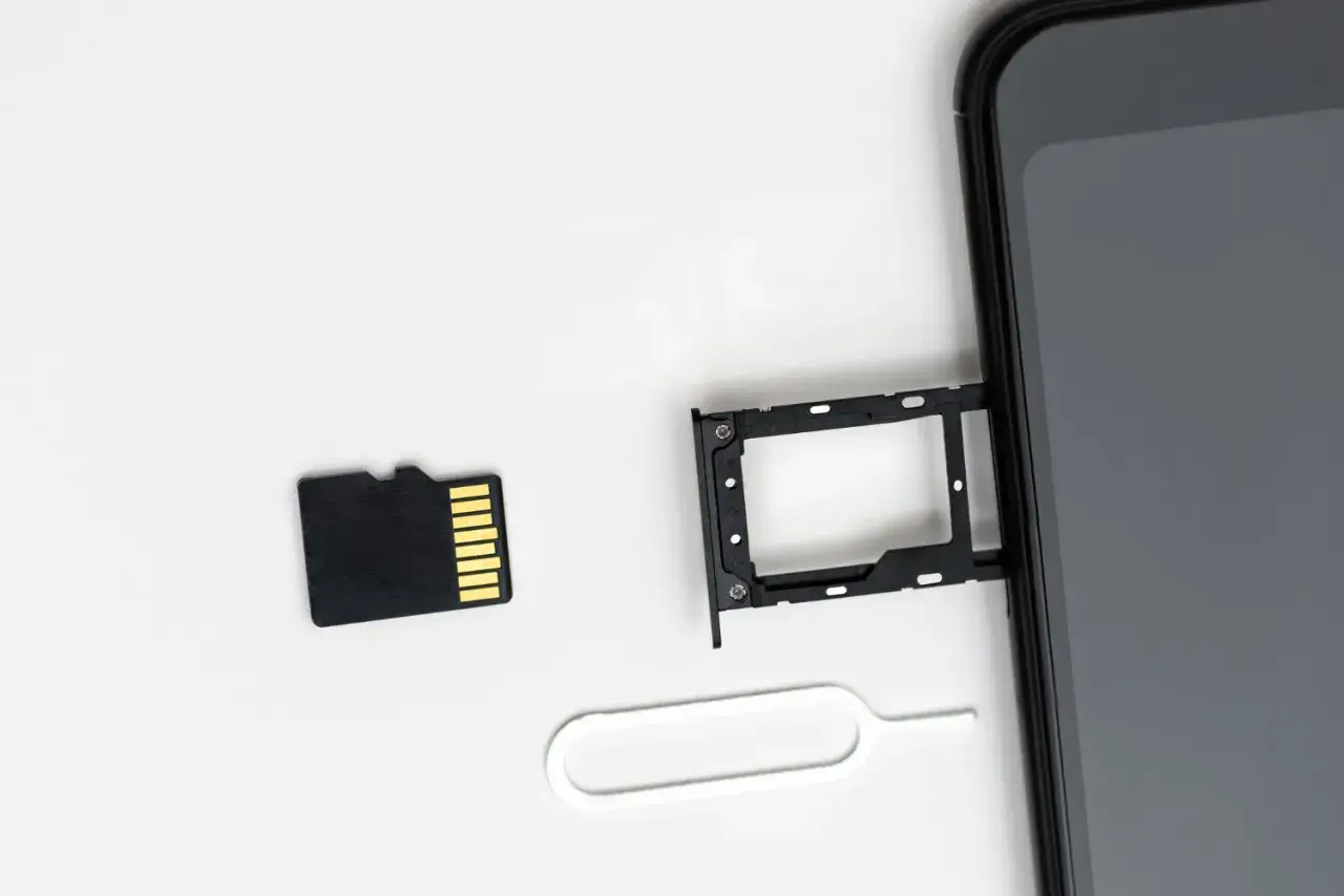 Micro SD-Karte neben SIM-Karten-Schlitten und Werkzeug. Die Micro SD-Karte wird nicht erkannt.