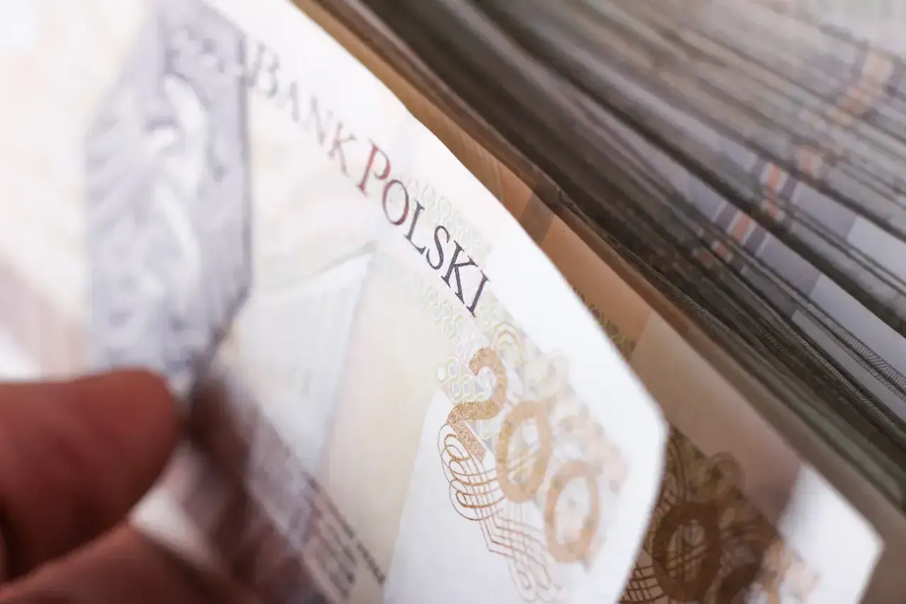 Stos banknotów "BANK POLSKI" i cyfra "200". Czy to odpowiedź na pytanie mikrorachunek podatkowy co to?