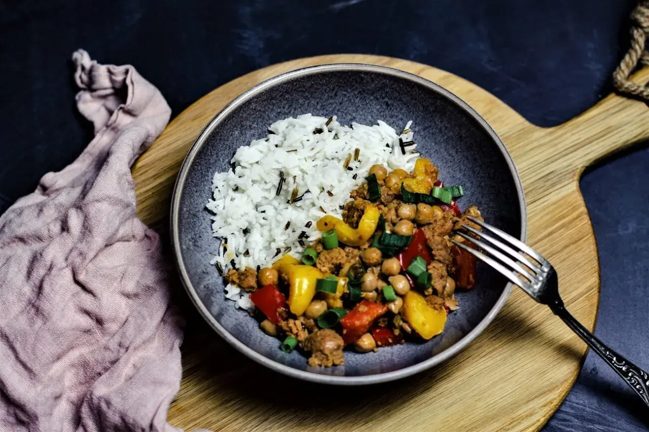 Herzhaftes Gericht mit Reis, Hackfleisch, Kichererbsen und Paprika. Ein leckeres Beispiel für Kichererbsen Rezepte.