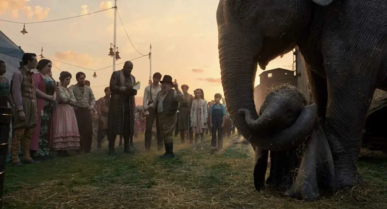 La commovente storia di Dumbo, un elefantino con grandi orecchie, protetto dalla madre in un circo al tramonto.