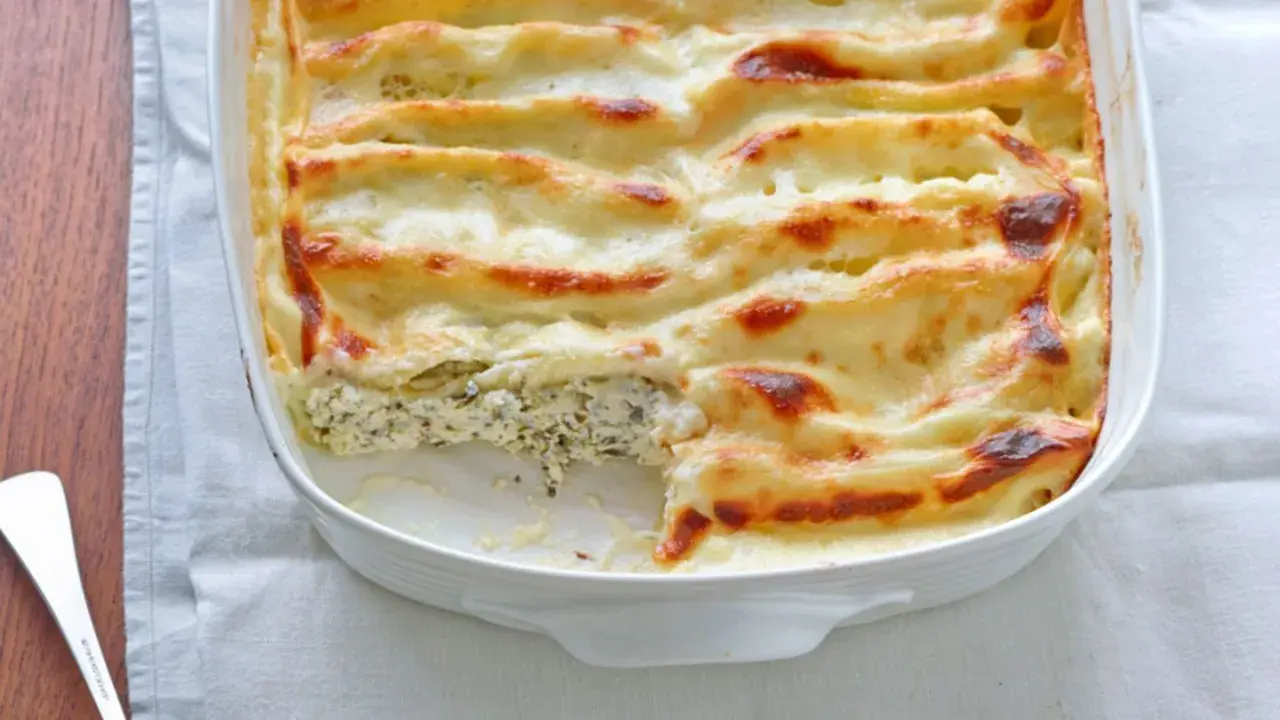 Cannelloni ricotta-spinat italienisch, überbacken mit cremiger Käsesauce, goldbraun gebacken.
