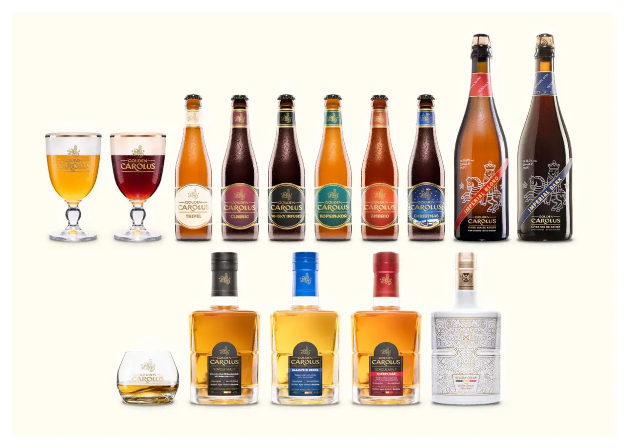 Una selezione di birre e whisky Gouden Carolus, con il loro iconico anker, in bottiglie e bicchieri eleganti.