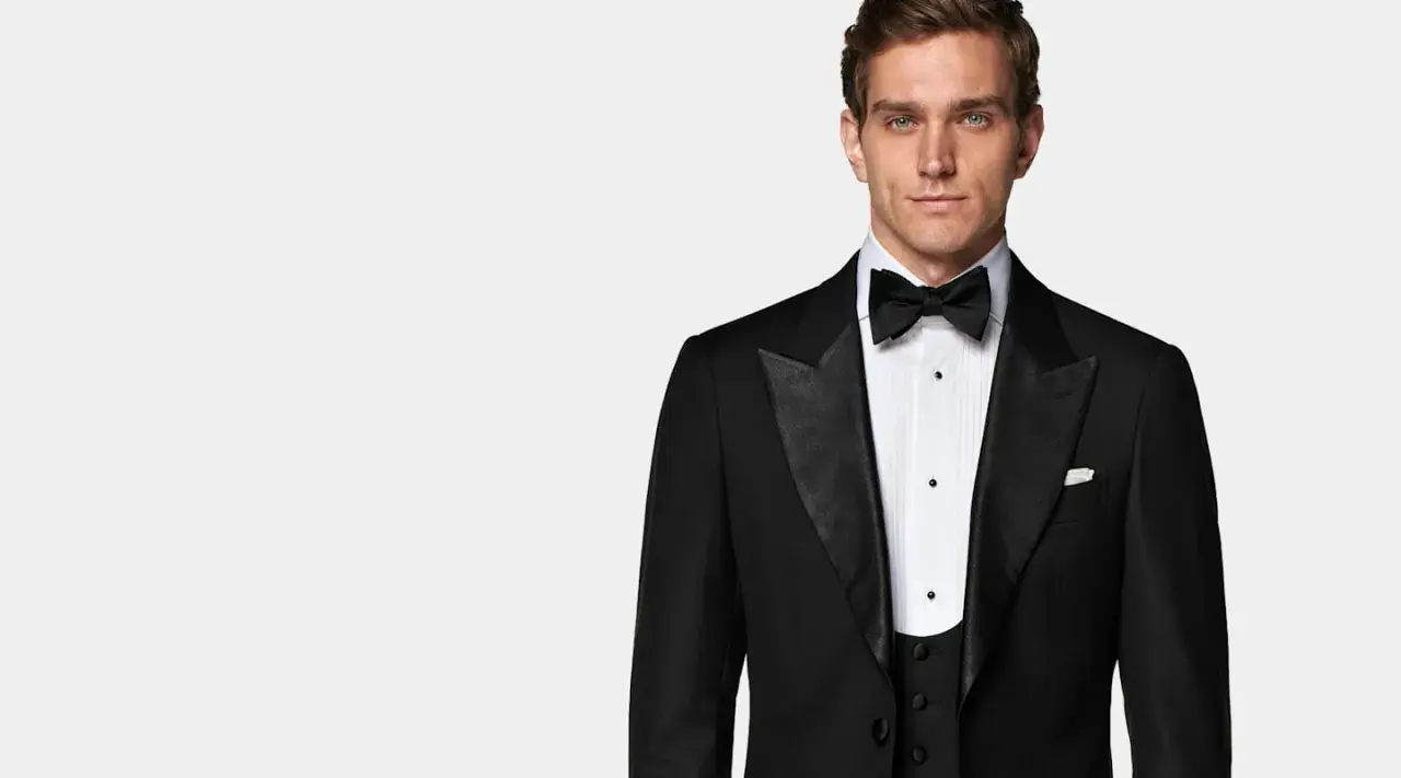 Eleganter Mann im Smoking mit Fliege, bereit für einen Anlass, bei dem "black tie optional" gilt.