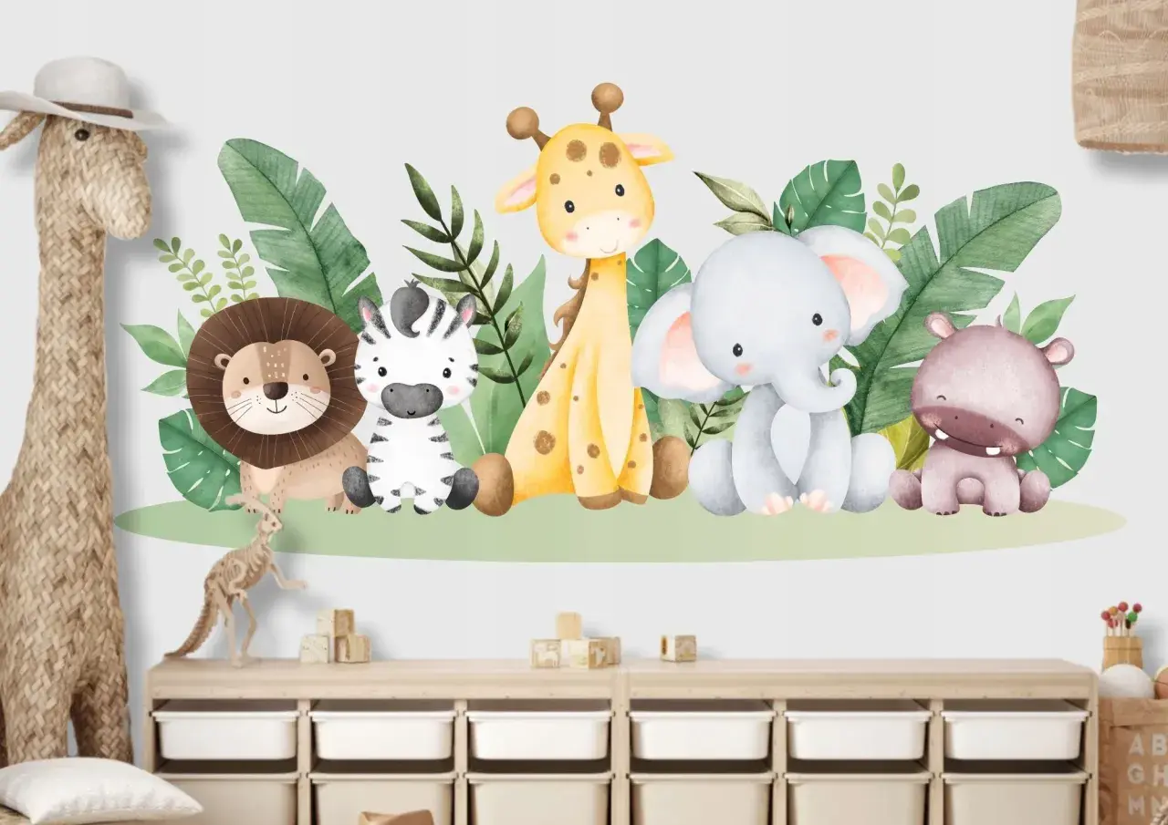 Urocze naklejki na ścianę safari: lew, zebra, żyrafa, słoń i hipopotam wśród liści.