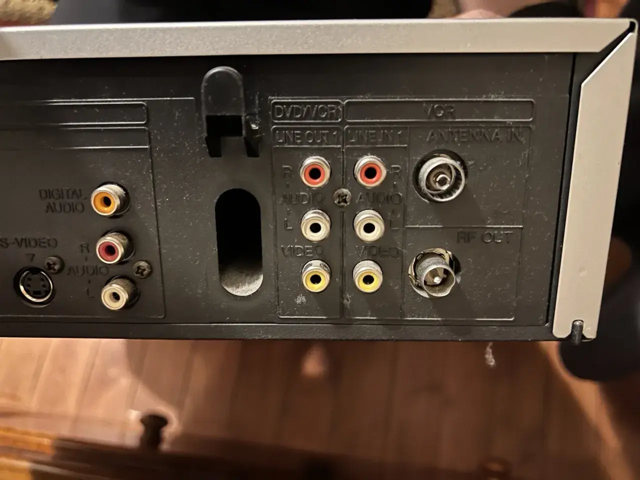 Złącza DVD/VCR, wejścia i wyjścia audio/wideo, antena i RF OUT na tylnym panelu urządzenia.