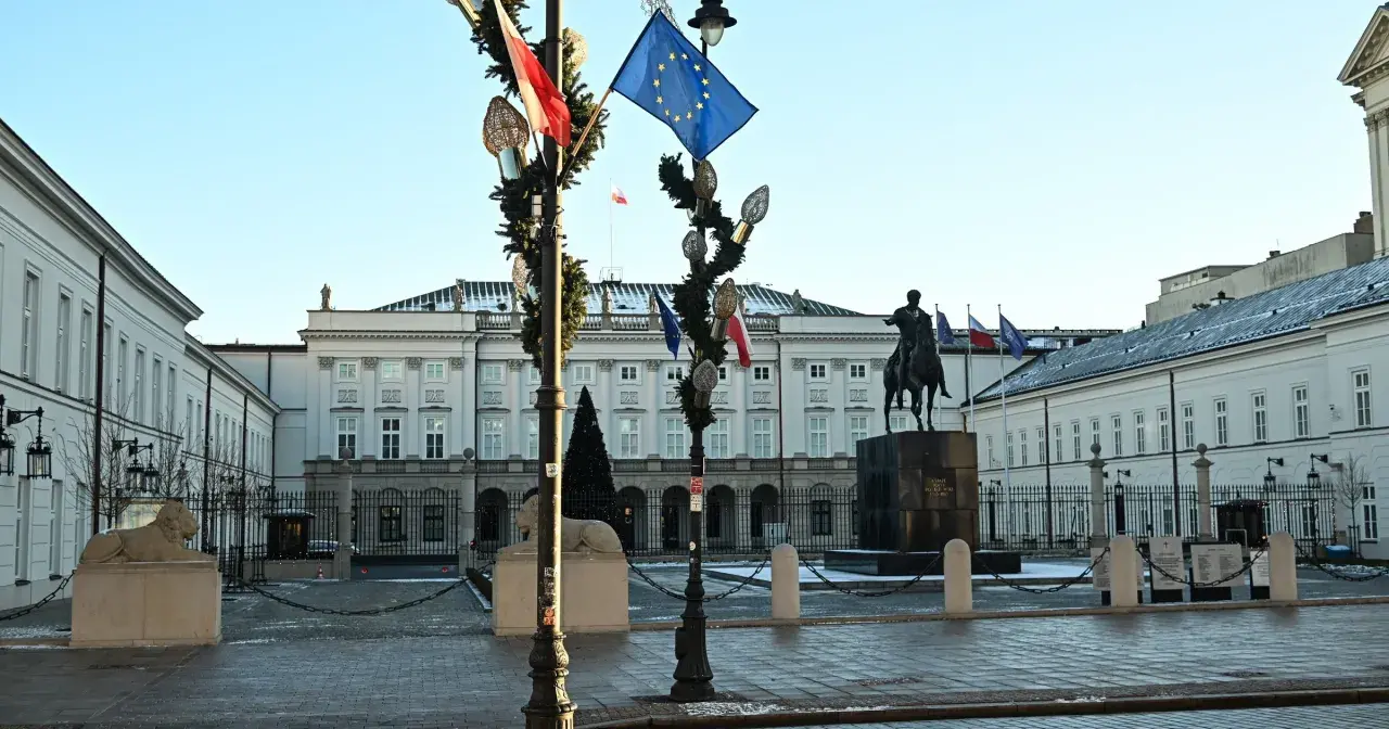 Pałac Prezydencki w Warszawie, z pomnikiem konnym i flagami, w tym flagą UE. To miejsce, gdzie odbywają się ważne wydarzenia, a co to jest kadencja, można poczuć w atmosferze tego miejsca.