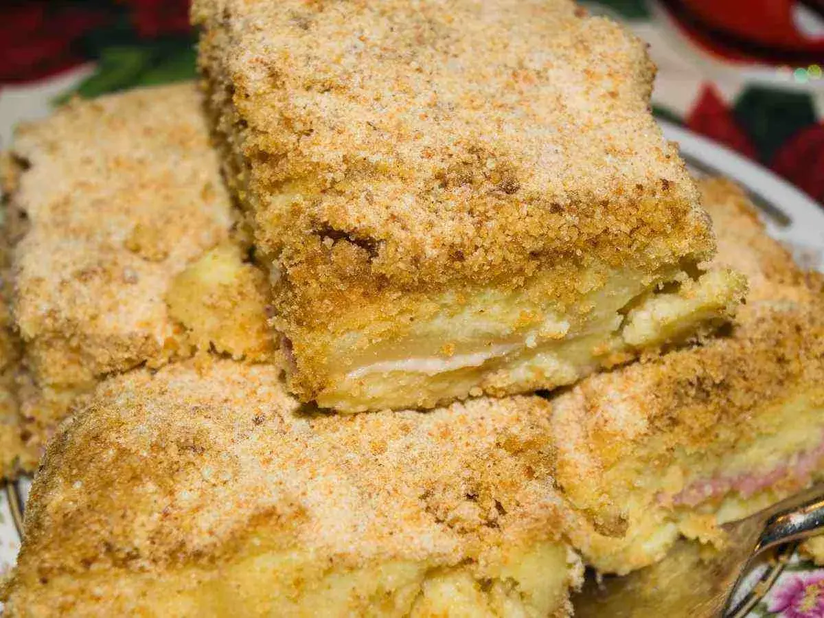 Fette di gattò di patate dorato e croccante, un classico della cucina casalinga, pronto per essere gustato.