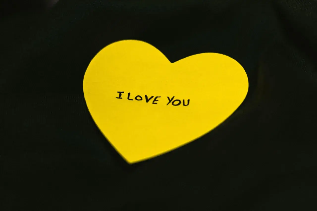 Un cuore giallo con scritto "I LOVE YOU". Un promemoria visivo per coltivare l'amor proprio e la psicologia del benessere.