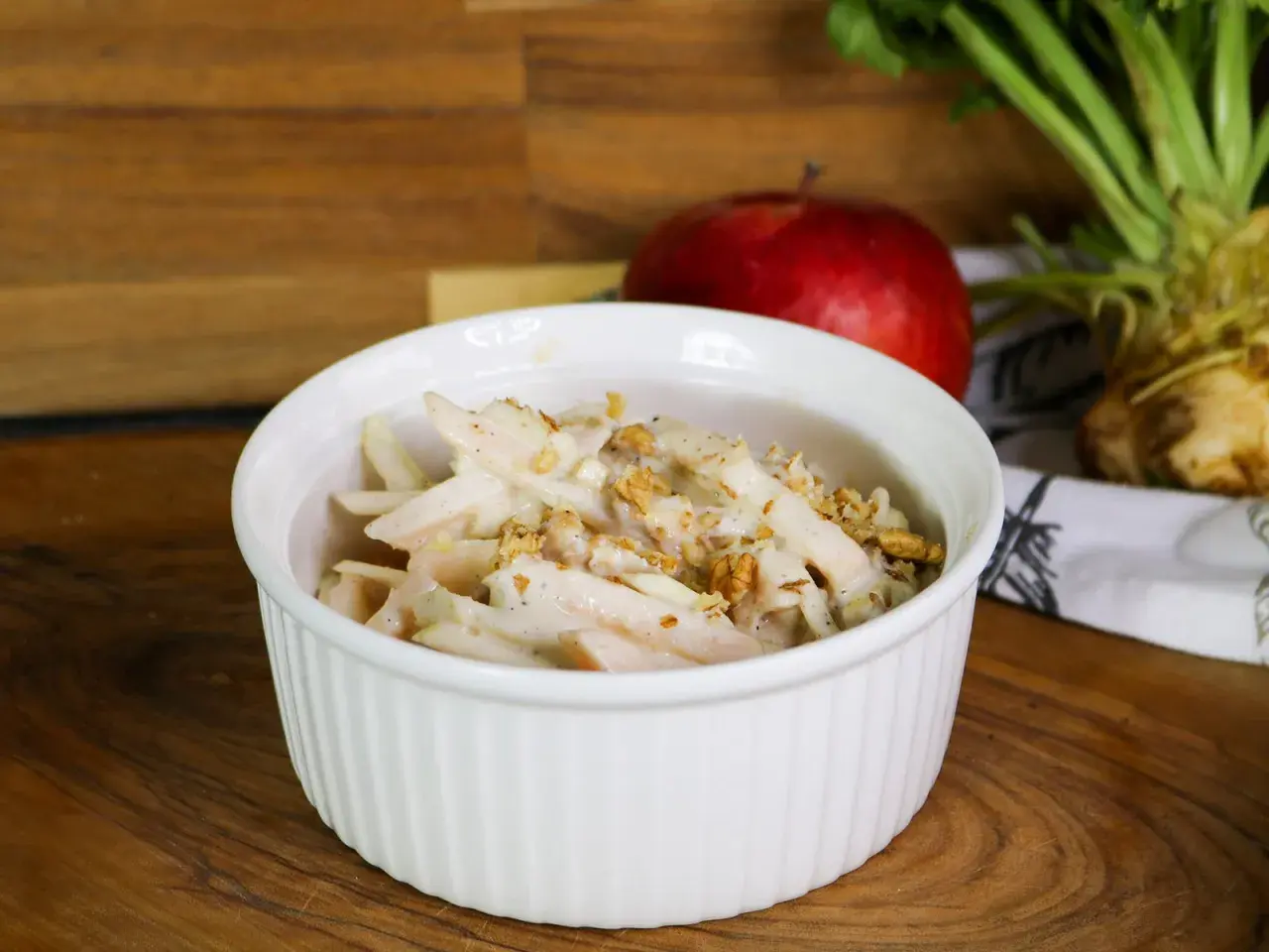 Cremiger Selleriesalat mit Walnüssen, ein köstliches selleriesalat rezept, serviert in einer weißen Schüssel.