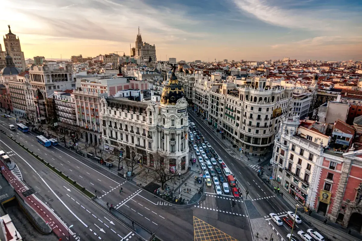 Edificio Metrópolis y calles de Madrid. Descubre 10 cosas que hacer en Madrid, desde pasear por Gran Vía hasta visitar museos.
