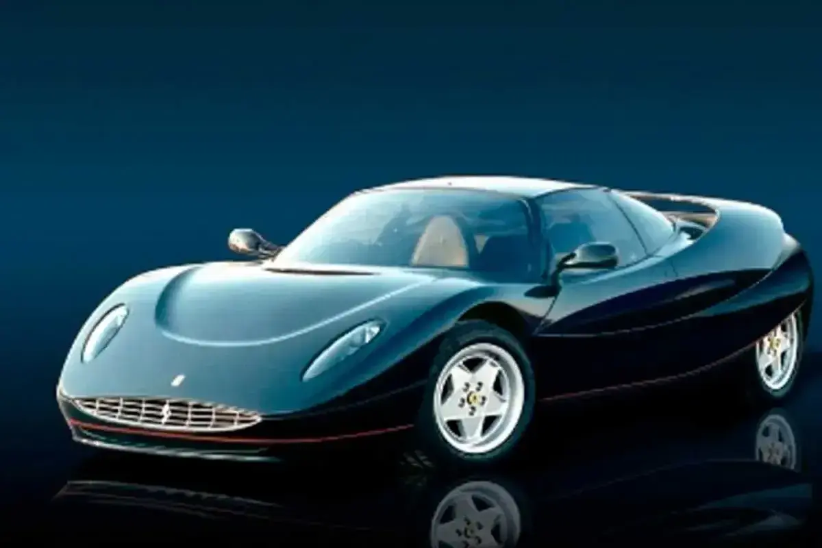 Czarny, sportowy samochód Ferrari z lat 90. z charakterystycznym grillem i opływową sylwetką. To rzadki model, który zapowiadał przyszłe LaFerrari.