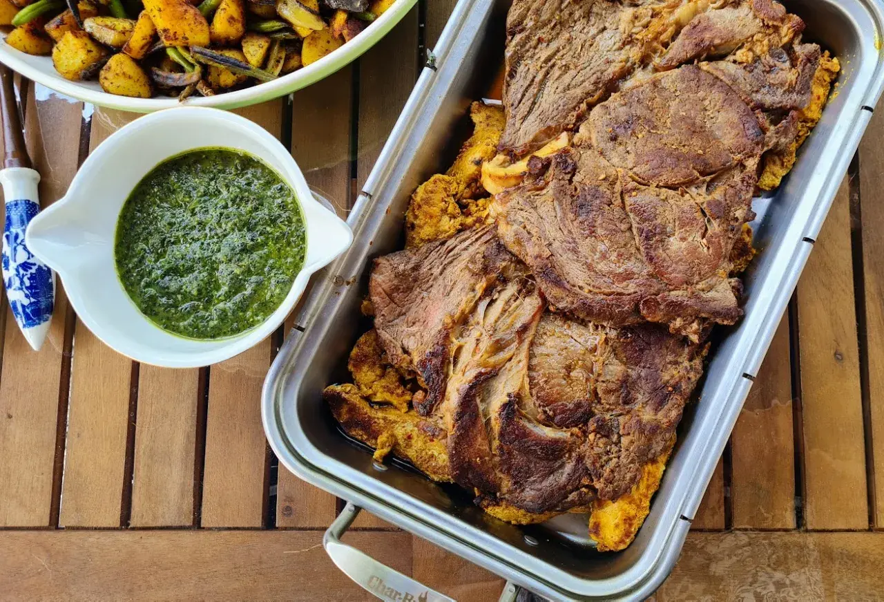 Basse côte marinée pour barbecue, servie avec une sauce verte et des pommes de terre rôties. Un délice !