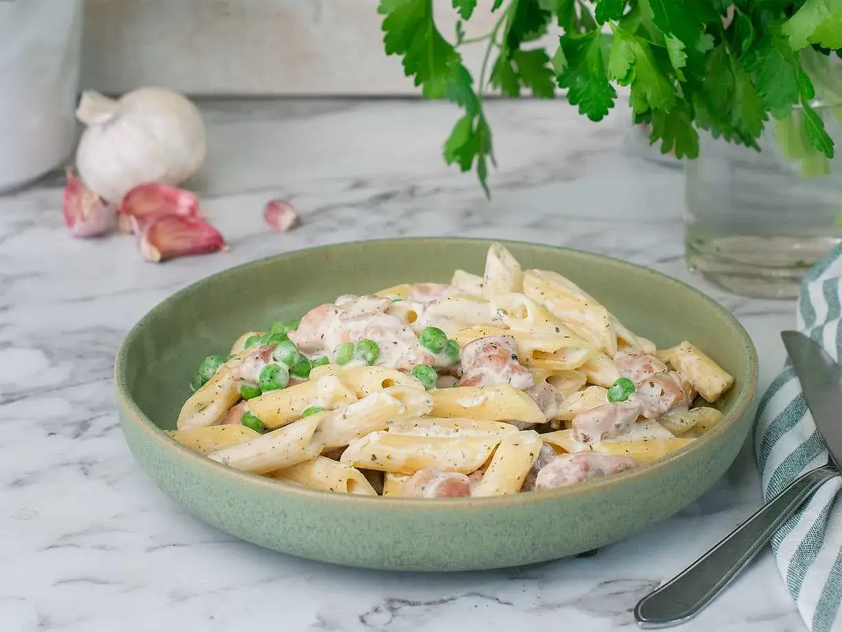 En krämig penne med ärtor och korv i en god pasta-sås. Perfekt för en snabb och smakrik middag.