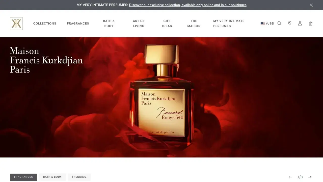 Elegancka butelka perfum Maison Francis Kurkdjian Baccarat Rouge 540 na tle czerwonych dymów.