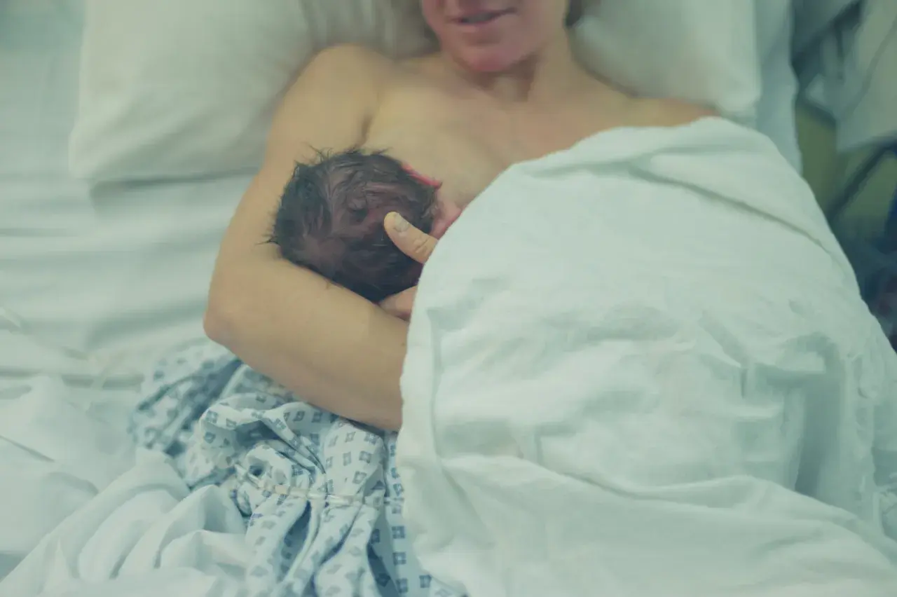 Mama tuli nowo narodzone dziecko. To piękny czas połogu, pełen czułości i bliskości.