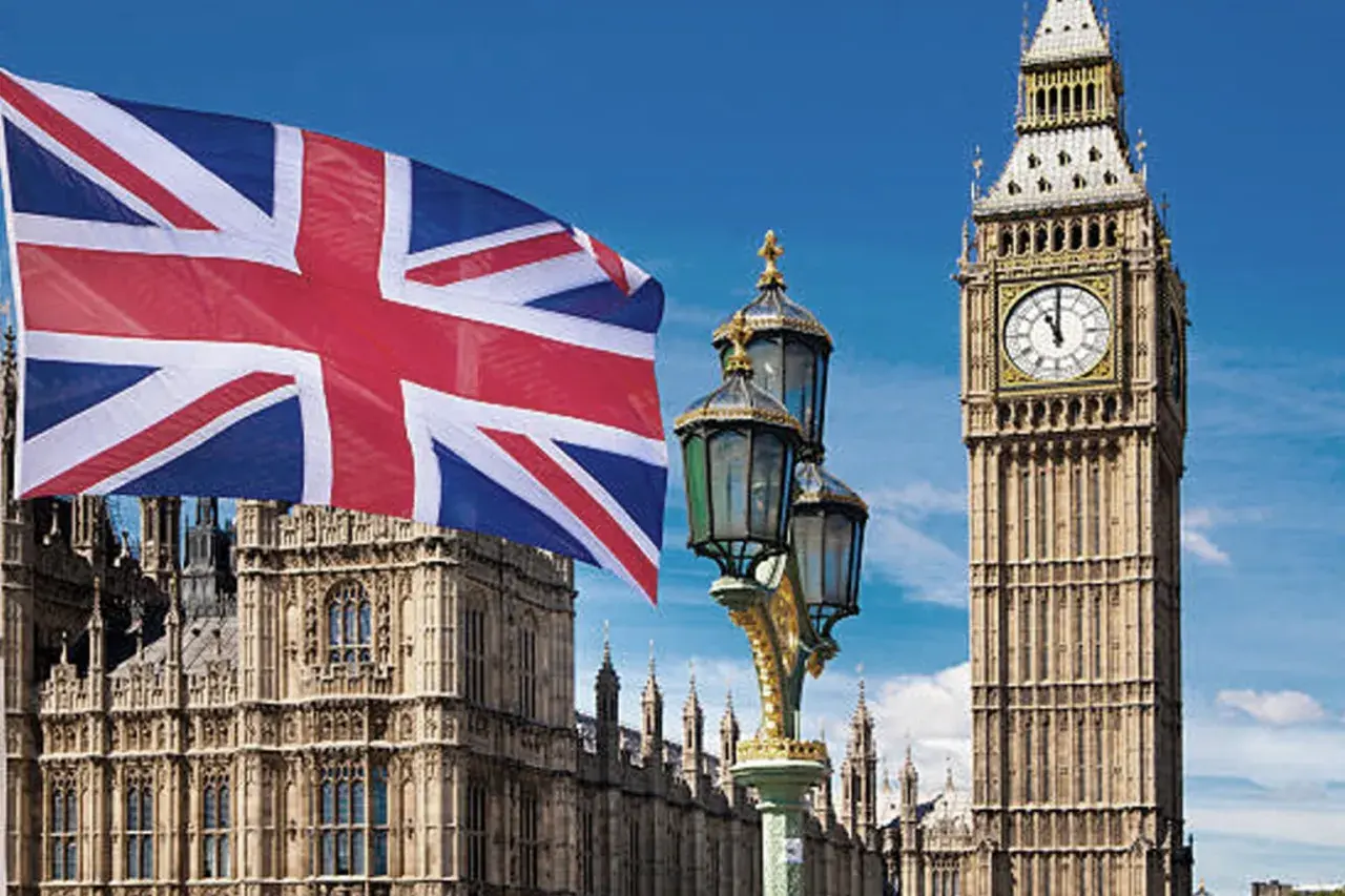 Big Ben i Parlament w Londynie, flaga Wielkiej Brytanii. Marzysz o pracy w Anglii dla Polaków? To miejsce może być Twoim nowym celem!