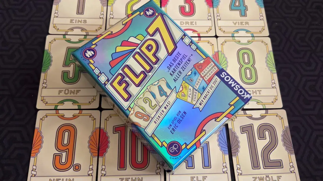 Das bunte Kartenspiel "Flip 7" liegt auf Karten mit Zahlen von eins bis zwölf. Ein tolles Party-Spiel für alle!