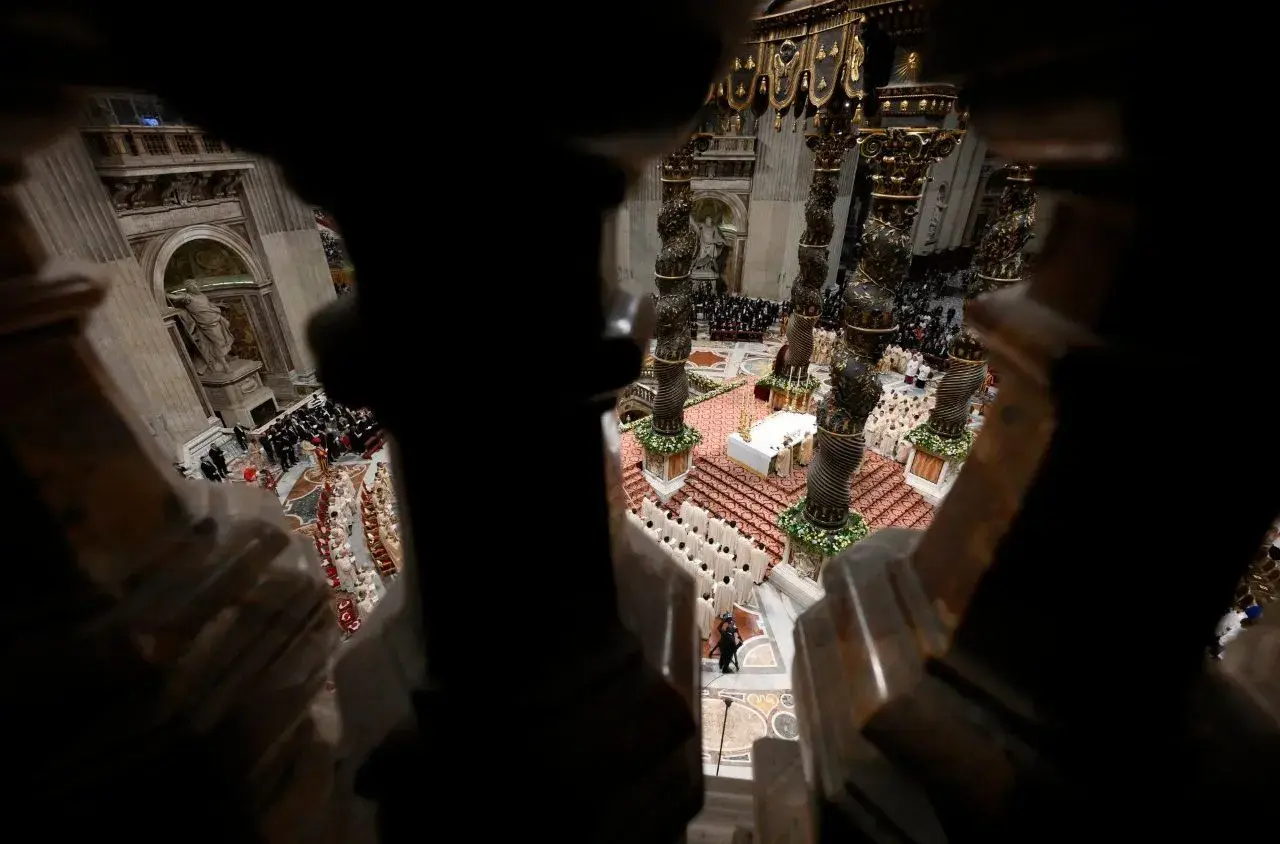 Blick von oben in eine prunkvolle Kirche. Gläubige und Geistliche versammeln sich, um an einer Zeremonie teilzunehmen. Extra omnes.