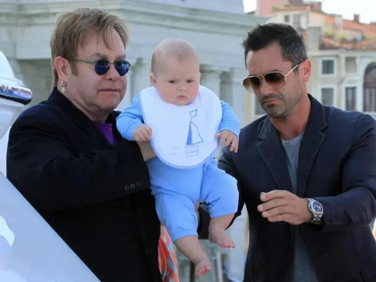 Elton John z dziećmi, w tym z synem Zacharym, podczas rodzinnego spaceru.