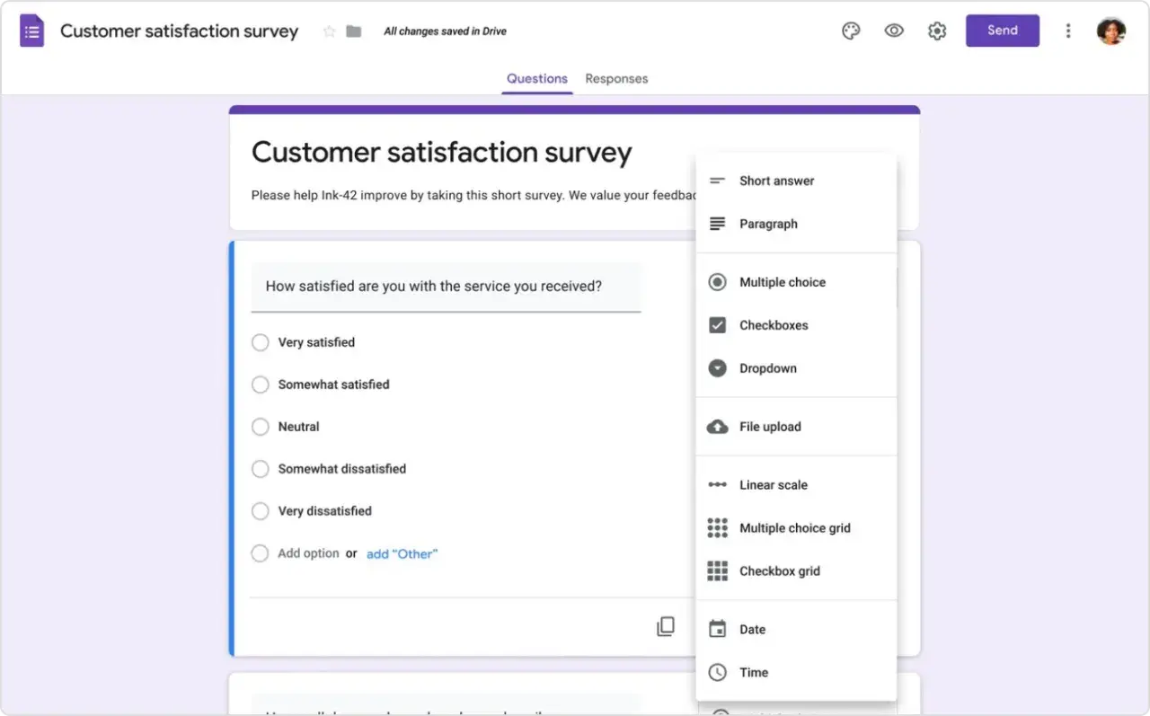 Google Forms-Oberfläche zum Erstellen eines Kundenbefragungs-Quizzes mit verschiedenen Antwortoptionen wie Multiple Choice oder Textfeld.