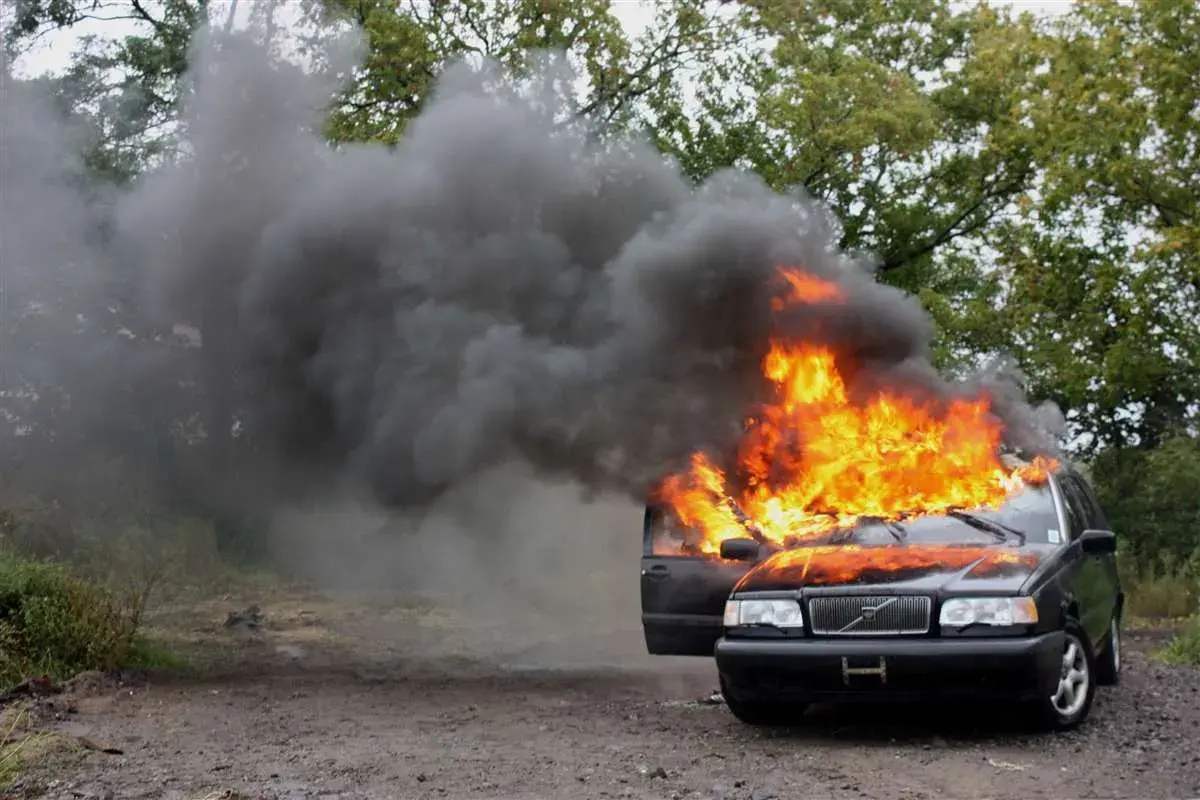 Auto in fiamme, un incubo dopo 10 anni. La copertura incendio e furto è fondamentale per proteggersi da eventi imprevisti.