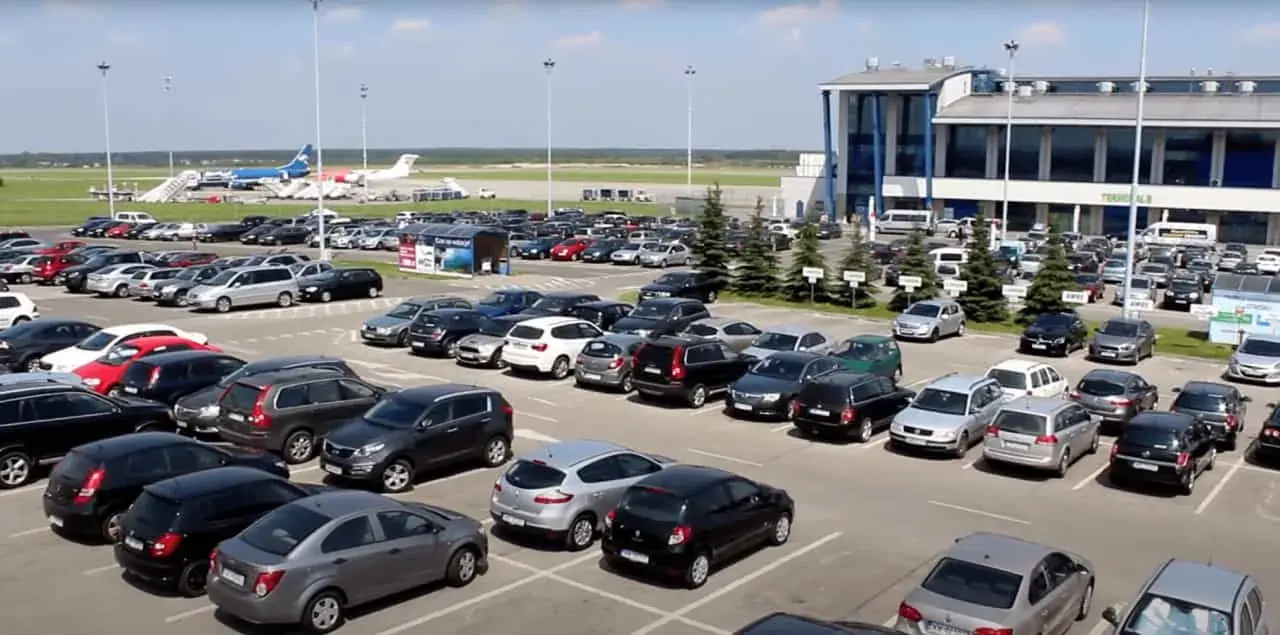 Czy wjazd na lotnisko w Pyrzowicach jest płatny? Sprawdź opłaty!