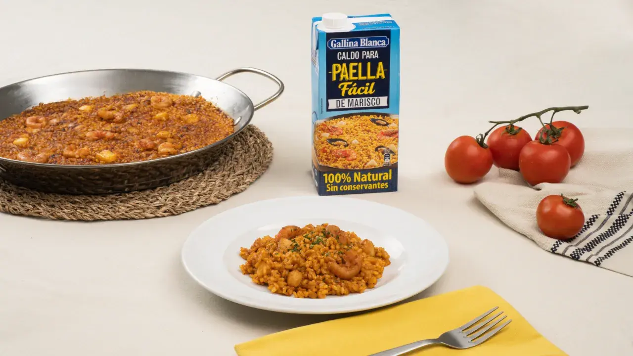 Paella de marisco lista para servir, con un caldo para paella fácil de Gallina Blanca. Una deliciosa arroz a banda receta.