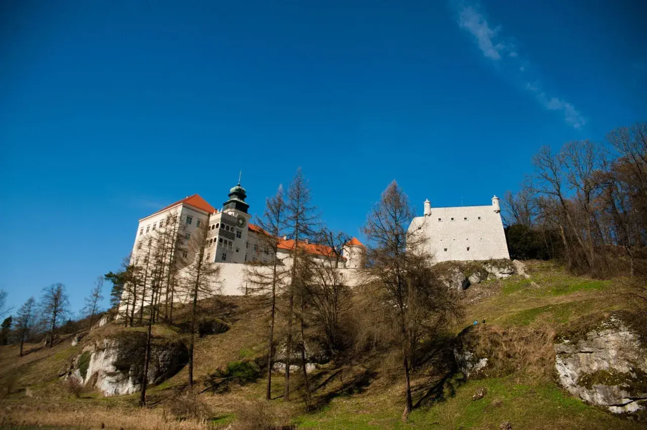 Zamek na skale, idealne z fajnych miejsc w Małopolsce na weekend. Piękny widok i historia.