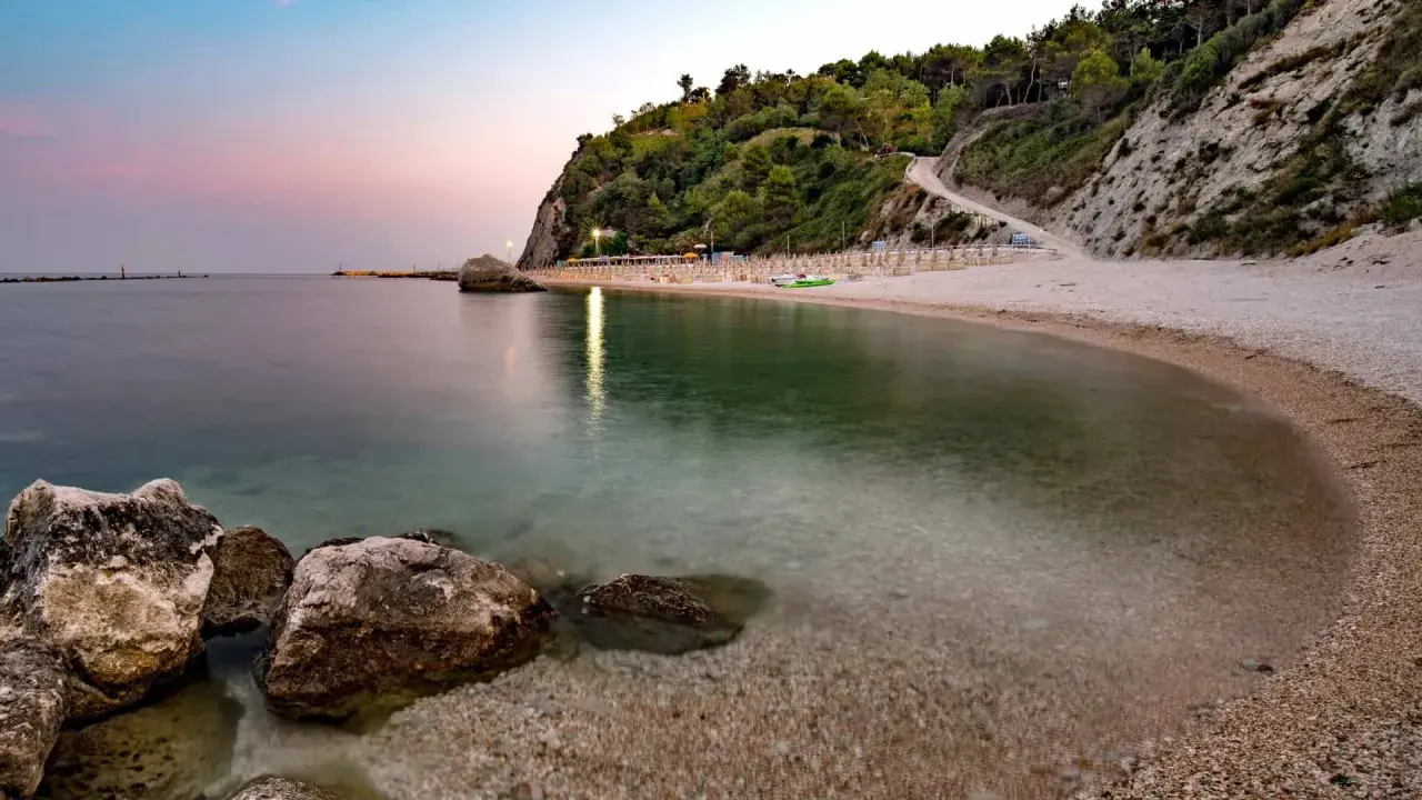 Spiaggia delle Marche al tramonto, un luogo incantevole dove andare per rilassarsi.