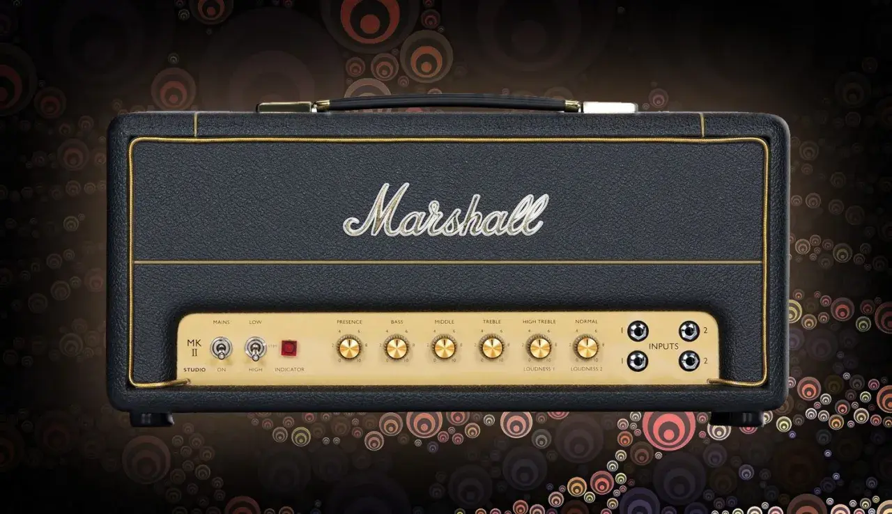 Marshall Verstärker-Topteil, ein klassisches Stück Gear Acquisition Syndrome, mit goldenen Reglern und dem ikonischen Logo.