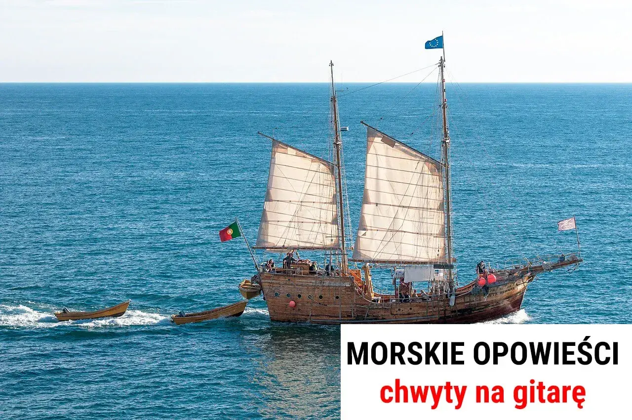 Żaglowiec z portugalską flagą na morzu, z tekstem "Morskie opowieści - najpopularniejsze szanty tekst".