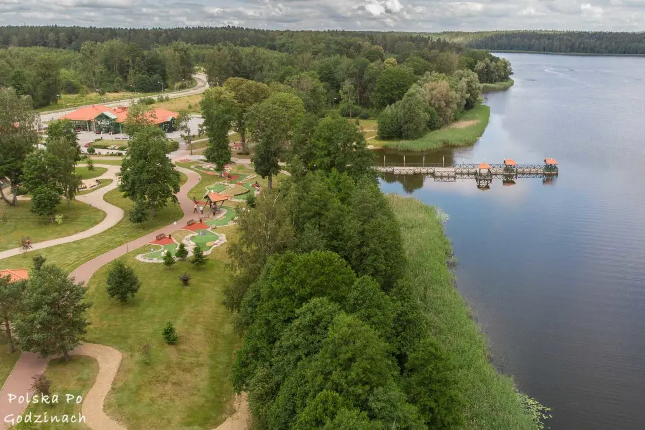 Gołdap atrakcje: malowniczy park z mini golfem, restauracją i pomostem nad jeziorem. Idealne miejsce na rodzinny wypoczynek.
