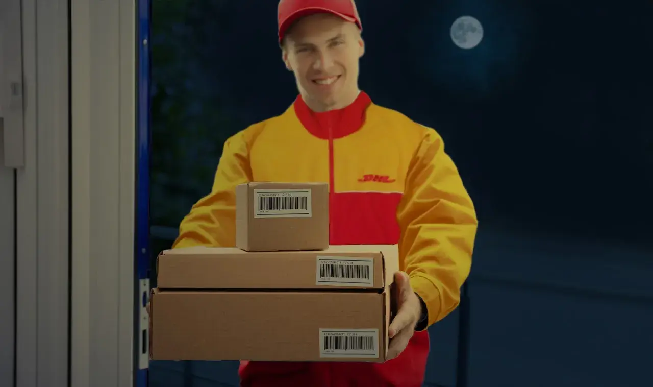 DHL-Bote liefert Pakete bei Nacht aus, der Mond scheint.