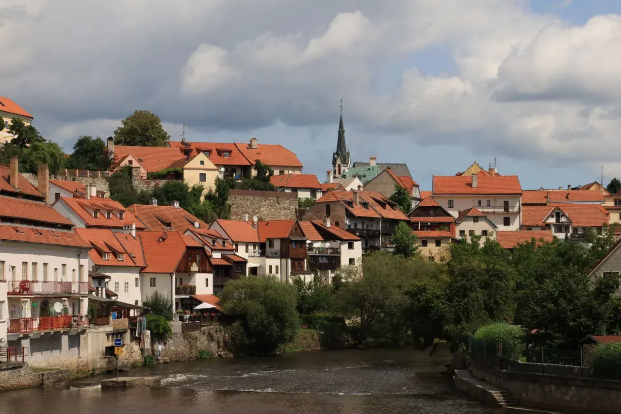 Malownicze miasteczko z czerwonymi dachami nad rzeką, idealne na wycieczki objazdowe z Krakowa.