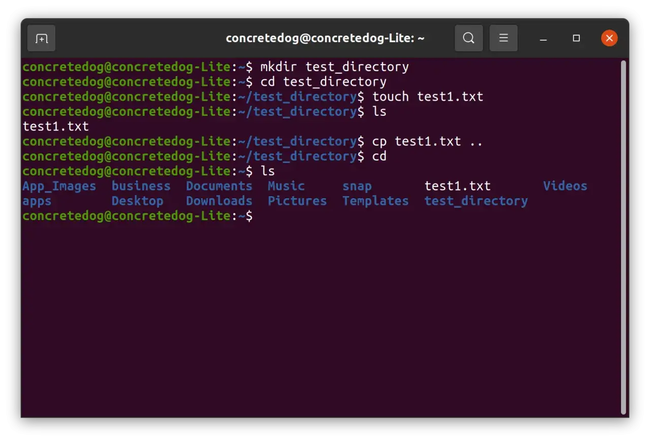 Terminal Linux: cp test1.txt .. kopiuje plik test1.txt do katalogu nadrzędnego.