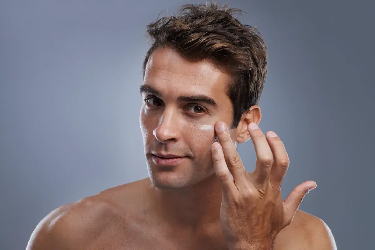 Hombre aplicándose crema en el rostro. El cuidado facial del hombre es esencial para una piel sana y radiante.