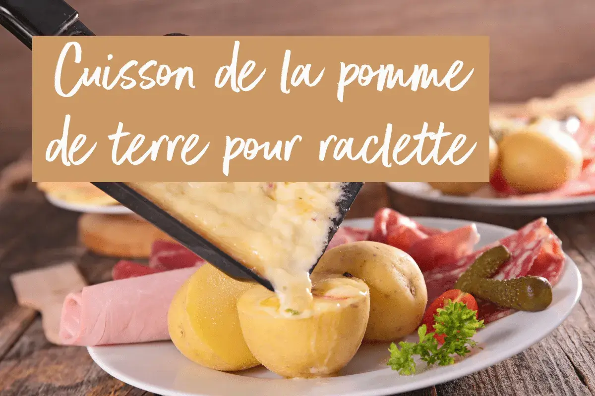 Une spatule verse du fromage fondu sur des pommes de terre pour raclette. Accompagné de charcuterie et de cornichons.
