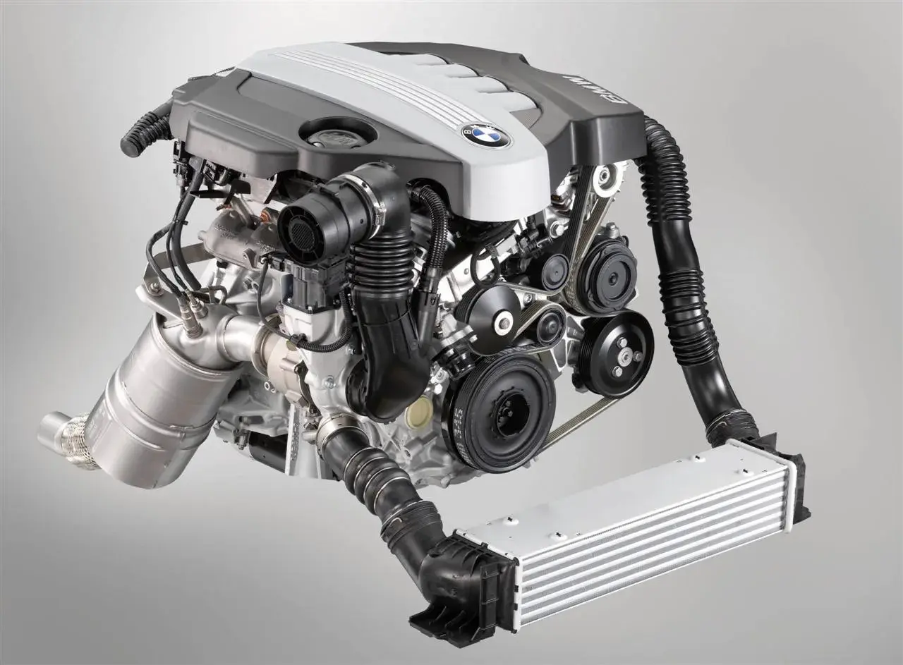 BMW N47 motor med kamkedjeproblem. Vilka årsmodeller drabbas? Här syns motorn med turbo och intercooler.