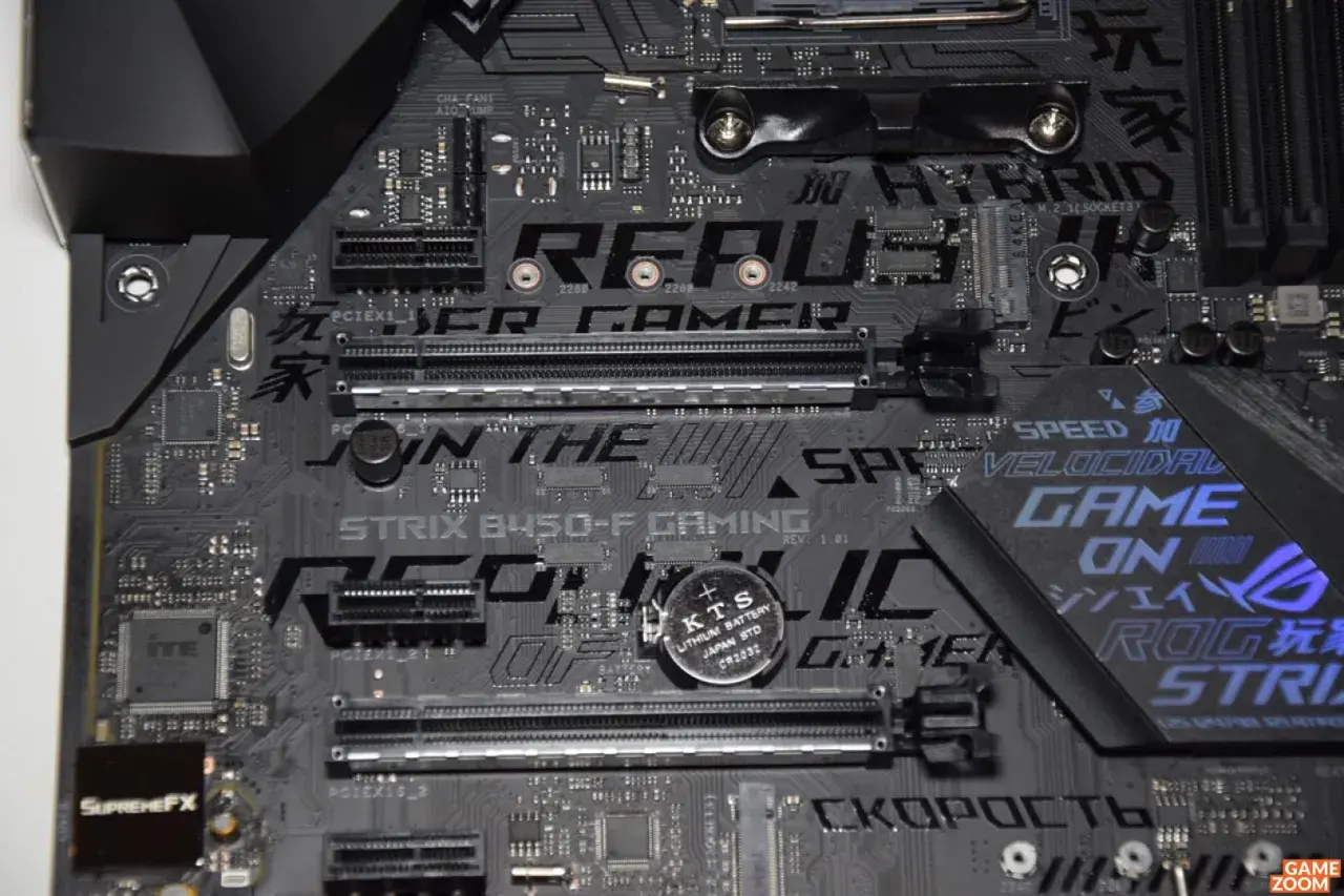 ROG STRIX B450-F GAMING Hauptplatine mit PCIe-Steckplätzen und einem Lithium-Akku. Ein BIOS-Update ist für optimale Leistung unerlässlich.