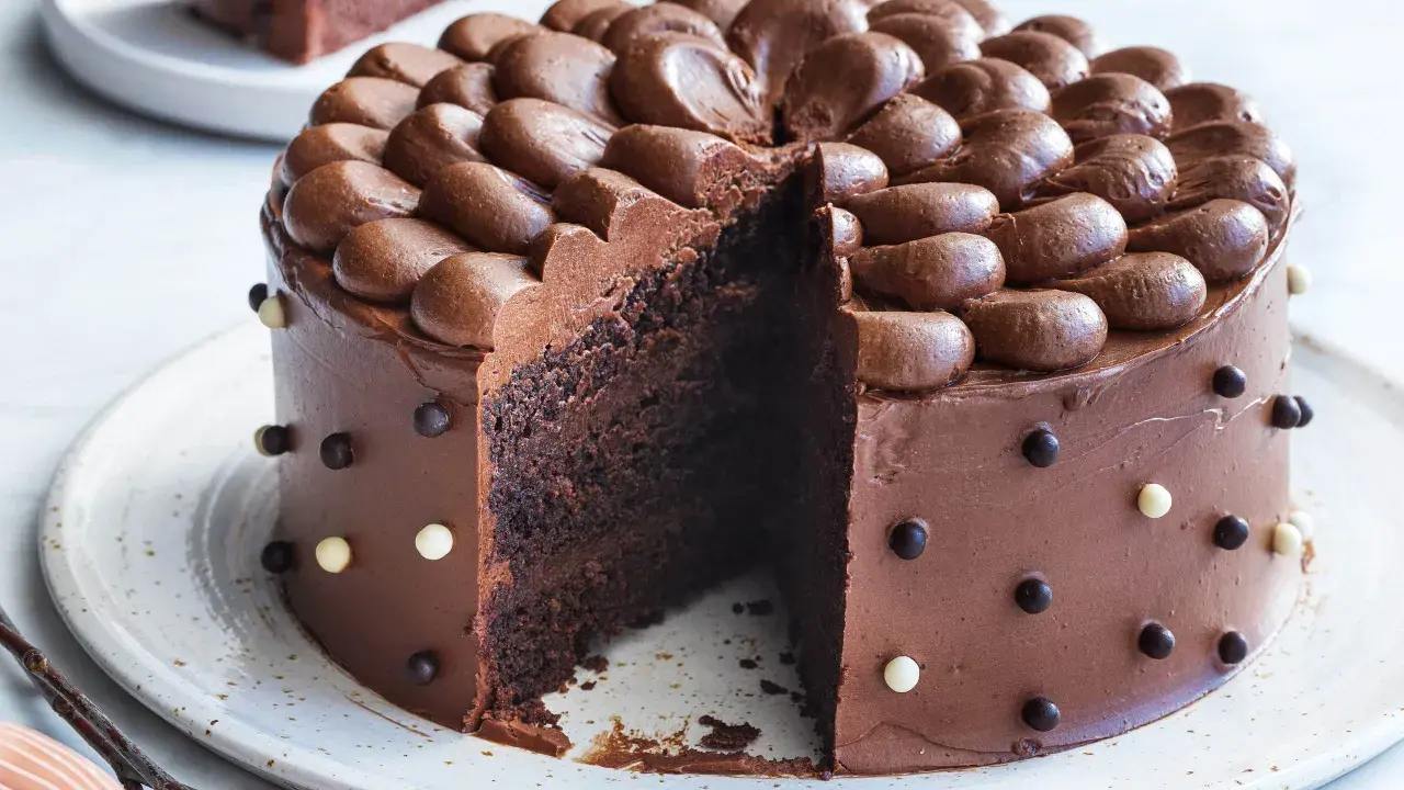 En saftig chokladtårta med chokladfrosting och dekorationer. Perfekt för alla som älskar choklad och letar efter ett gott chokladtårta recept.