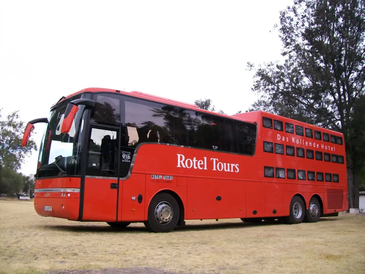 Czerwony, dwupiętrowy autobus Rotel Tours, znany jako "Das Rollende Hotel". To mobilny hotel, który zabiera podróżnych w niezwykłe miejsca.