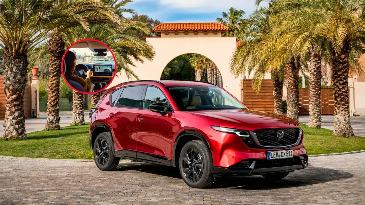 Un rojo Mazda CX-5 listo para la aventura. En el interior, una mujer disfruta de la tecnología. ¡Una prueba de manejo inolvidable!