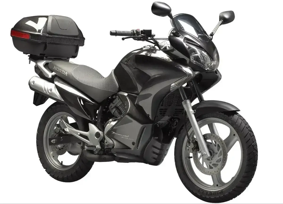 Czarny motocykl Honda Varadero 125 z kufrem. Odblokowanie mocy silnika to klucz do pełnego potencjału tej maszyny.