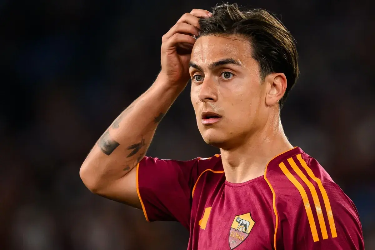 Piłkarz AS Roma, Paulo Dybala, z tatuażami na ramieniu, w koszulce klubowej. Jego transfer do Romy był gorącym tematem.